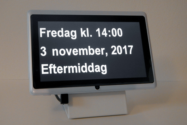 Dintido – digital klocka med datum på svenska till äldre och personer med demens. Visar veckodag, tid och datum. Visar om det är morgon, förmiddag, eftermiddag, kväll eller natt.